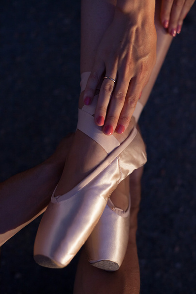 los pies de los bailarines con zapatos de punta
 - Foto, Imagen