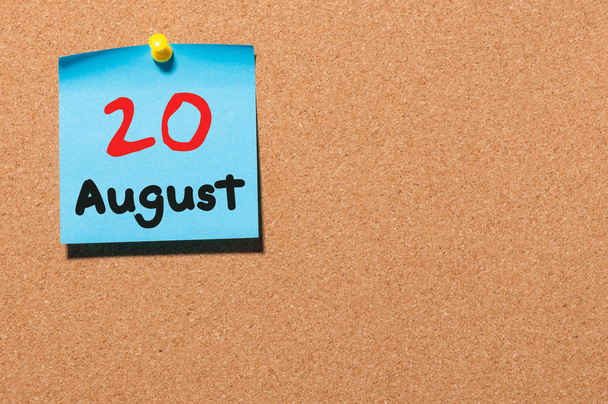 Augusztus 20. Nap 20 hónap, színes matrica naptár hirdetőtáblán. Nyári időfutam. Üres hely a szöveghez - Fotó, kép