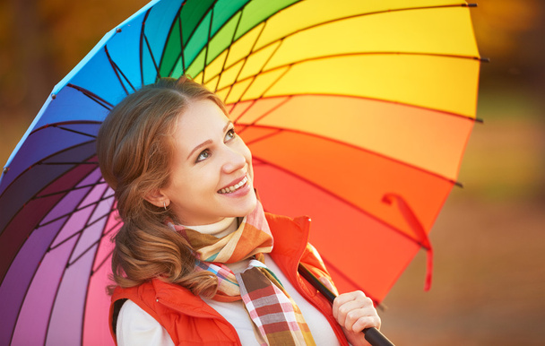 glückliche Frau mit Regenbogen bunten Regenschirm unter regen in par - Foto, Bild