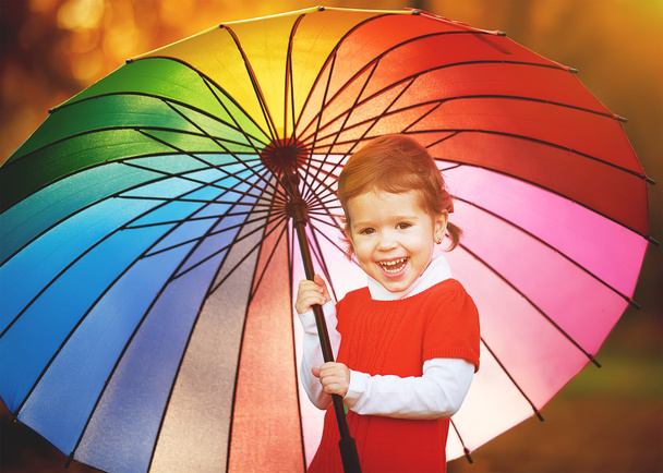menina pequena feliz com guarda-chuva arco-íris multicolorido em pa
 - Foto, Imagem