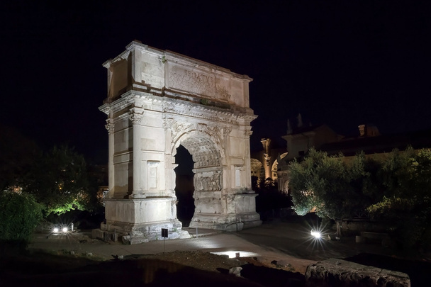 Η Αψίδα του Τίτου για το Palatine, σε μια προβολή το βράδυ - Φωτογραφία, εικόνα