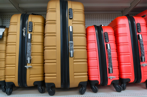valises en rangée sur étagère
 - Photo, image
