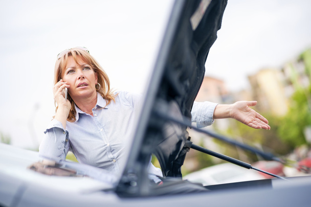 Προβλήματα αυτοκινήτων, γυναίκα με το πρόβλημα του αυτοκινήτου στη μέση του δρόμου - Φωτογραφία, εικόνα