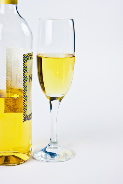 Бутылка с бокалом белого вина
 - Фото, изображение