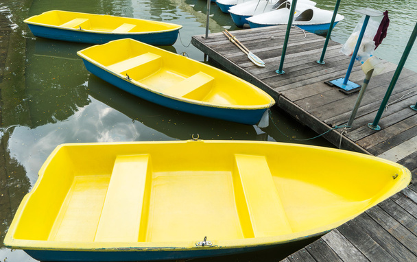 Banchina gialla per barche a remi nel parco di Bangkok
 - Foto, immagini