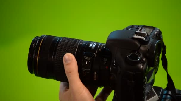 Φωτογράφος με κάμερα που εργάζονται σε συνέντευξη τύπου με chroma φόντο - Πλάνα, βίντεο