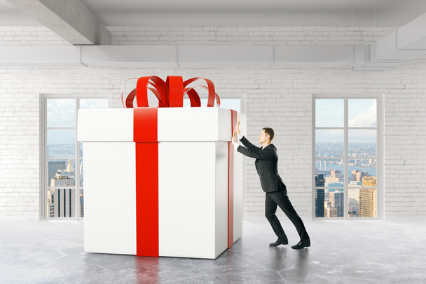 Businessperson pushing present box - Foto, immagini
