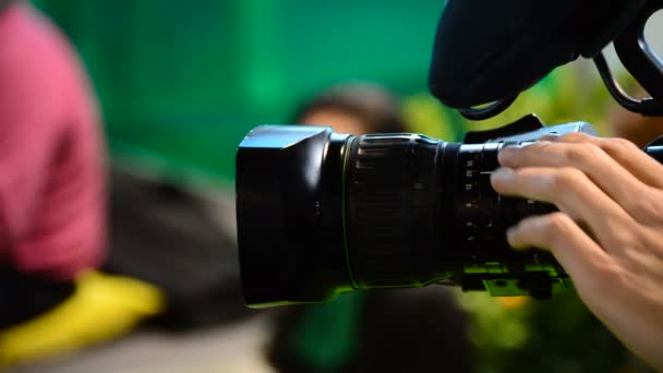 Οπτική ή βιντεοκάμερα φακό που εργάζονται σε συνέντευξη τύπου - Πλάνα, βίντεο