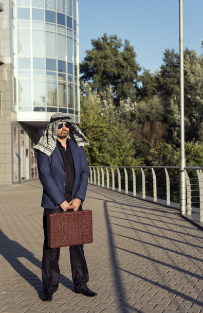 Oriental businessman in the city - Fotoğraf, Görsel