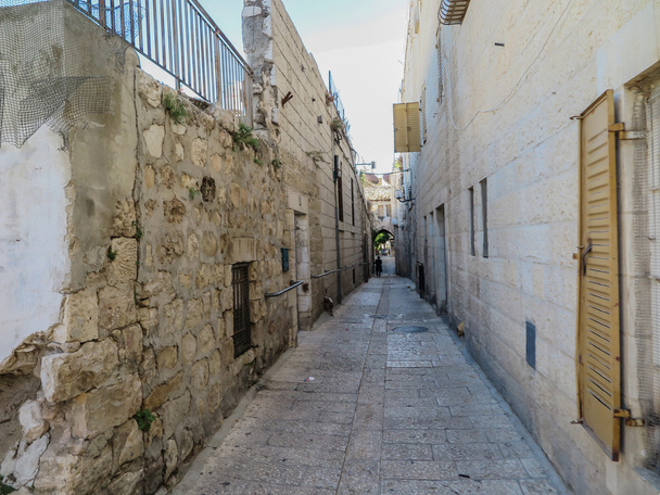 Узкая каменная улица в Старом городе Иерусалима
 - Фото, изображение