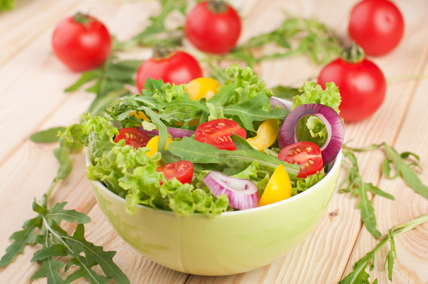 Tuore salaatti tomaattien, pippurin ja sipulin kanssa
 - Valokuva, kuva