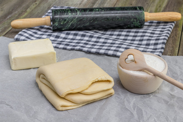 Pasta sfoglia con burro, farina e mattarello
 - Foto, immagini