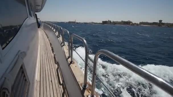 熱帯の海を豪華なモーター ヨット船上旅行 - 映像、動画