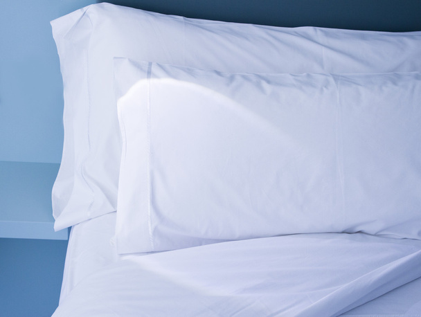 Подушки на кровати
 - Фото, изображение