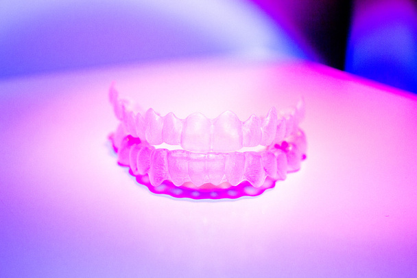 Dentes dentários invisíveis suportes aligners dentes aparelhos de plástico
  - Foto, Imagem