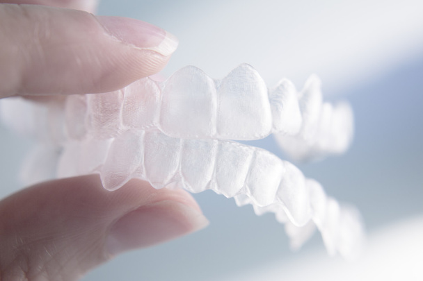 denti invisibili staffe allineatori denti bretelle di plastica re
 - Foto, immagini