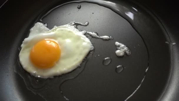 Příprava míchaná vajíčka na horké pánvi - Záběry, video