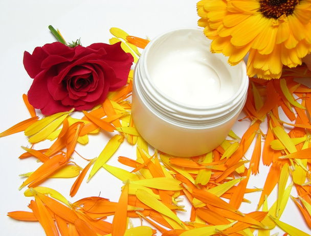 Hand-en-klare schoonheid crème met bloemen (ros - Foto, afbeelding
