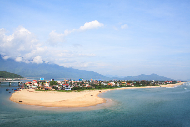 Playa Lang Co, provincia de Hue, Vietnam. Lang Co es un atractivo tramo insular de arena blanca sombreada por palmeras, con una laguna turquesa en un lado y 10 km de playa en el otro
. - Foto, Imagen
