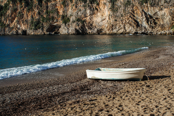 ένα παλιό σκάφος λευκό σε μια παραλία στη Γαλλία - Φωτογραφία, εικόνα