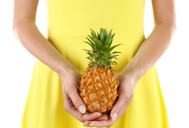 Woman holding pineapple  - Foto, immagini