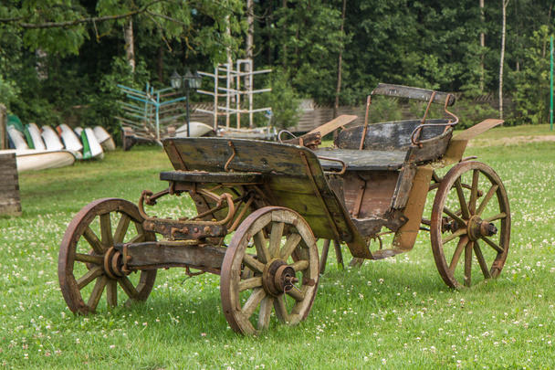 Старая карета в зеленом
 - Фото, изображение