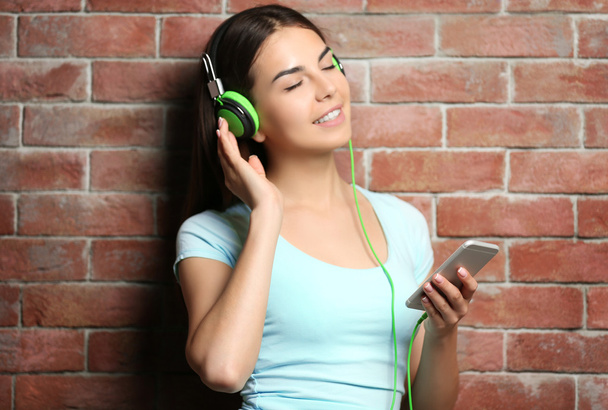 Young woman listening to music  - Zdjęcie, obraz