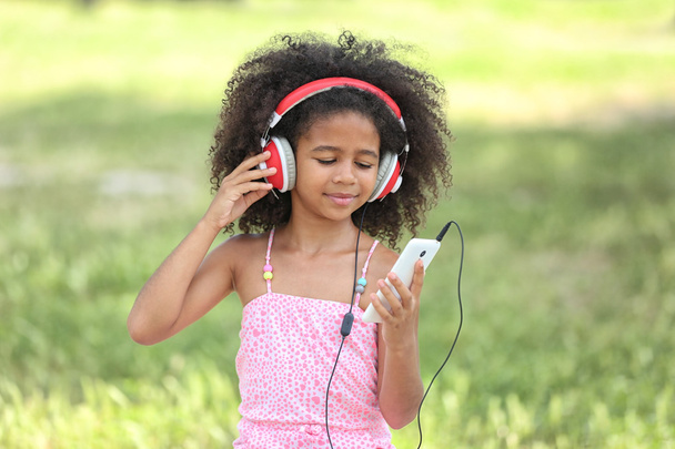 Αφρικανική αμερικανική κορίτσι στα ακουστικά - Φωτογραφία, εικόνα