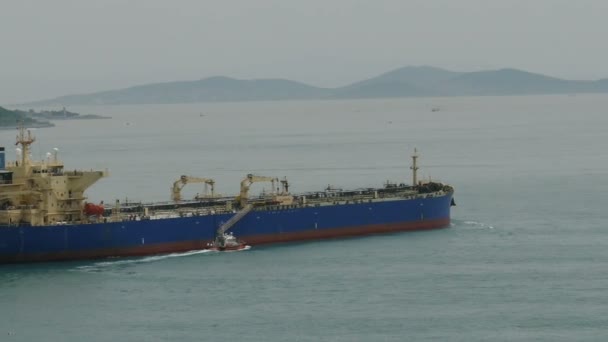 der Tanker verlässt die Meerenge vom Bosporus - Filmmaterial, Video