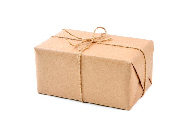 Картонная коробка, завернутая в коричневую бумагу и шнур
 - Фото, изображение