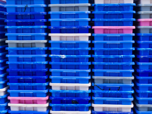 Empilhamento de recipientes de pesca de plástico colorido vazio
 - Foto, Imagem