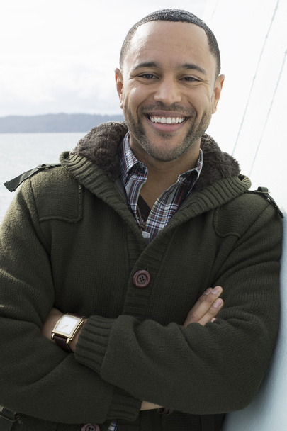 Hombre negro joven en la cubierta del barco
 - Foto, Imagen