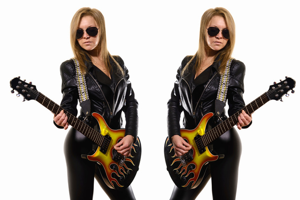 ギターを弾くサングラス、黒い革のジャケットでセクシーなブロンドの女の子 - 写真・画像