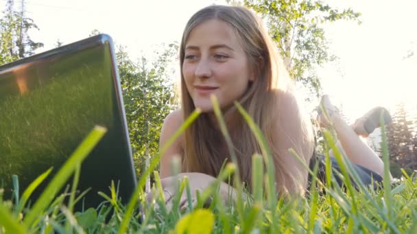 giovane ragazza con computer portatile di lavoro all'aperto
 - Filmati, video