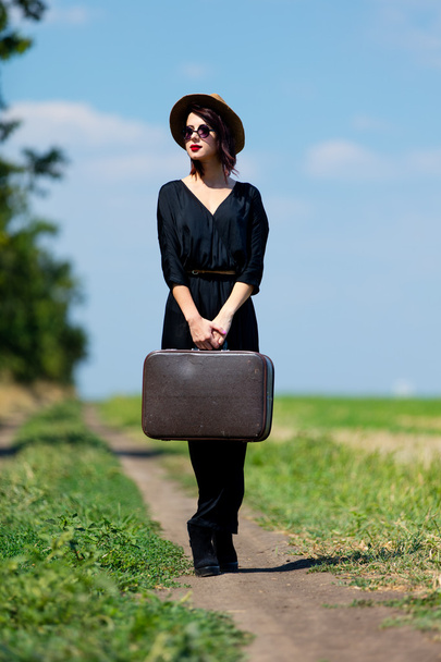 Mladá žena s kufrem - Fotografie, Obrázek