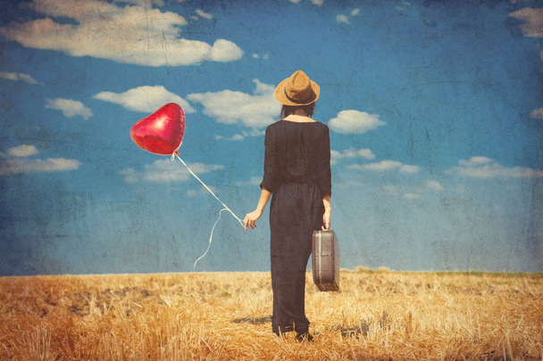 junge Frau mit Koffer und Luftballon - Foto, Bild