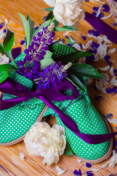 Zapatos verdes divertidos con flores. textura de madera
 - Foto, Imagen