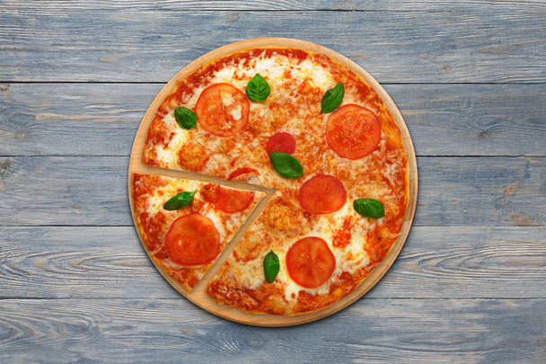 Pyszne włoskie dania wegetariańskie pizza Margherita widok z góry na drewno - Zdjęcie, obraz