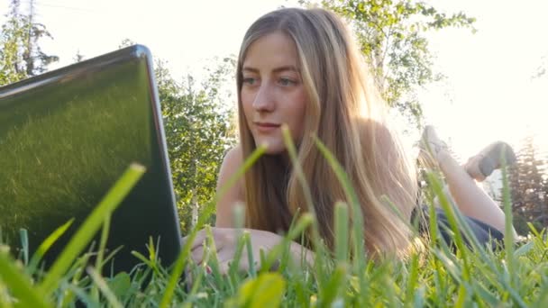 Młoda dziewczyna z laptopa pracy odkryty - Materiał filmowy, wideo