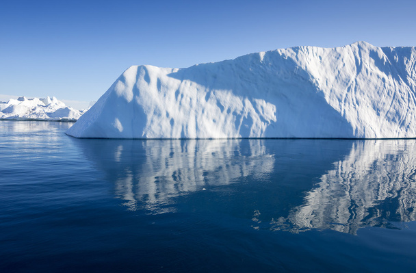Kutup bölgeleri büyük buzdağı. - Fotoğraf, Görsel