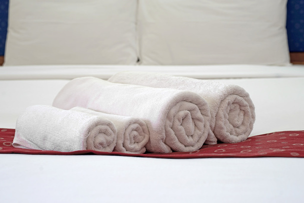 weiße Handtücher auf dem Bett - Foto, Bild