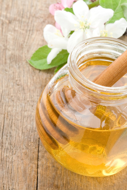 Honey in glass jar and stick - Foto, Imagem