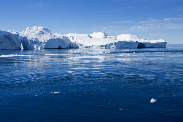 極地の巨大な氷山 - 写真・画像