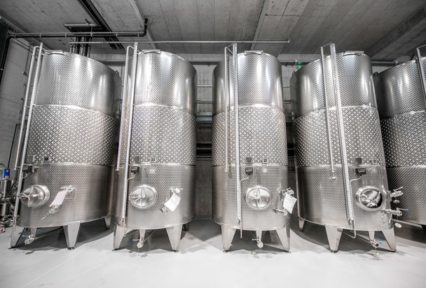 Zbiorniki metalowe do fermentacji wina - Zdjęcie, obraz