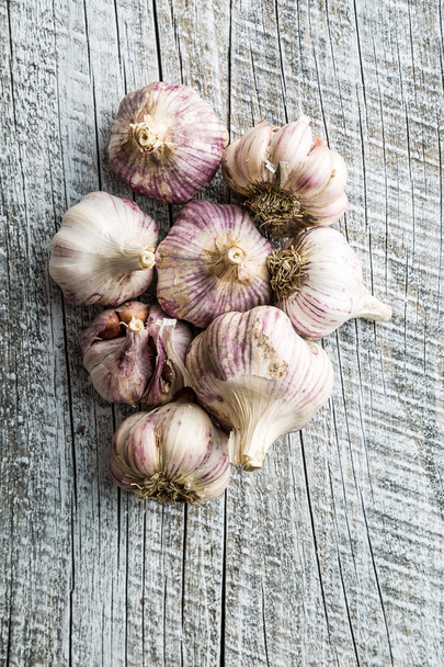 Tasty garlic on wooden table. - Fotografie, Obrázek