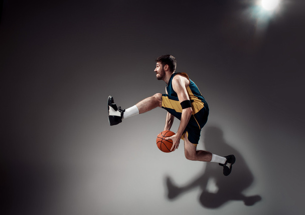Teljes hossza portré egy kosárlabda játékos a labda - Fotó, kép