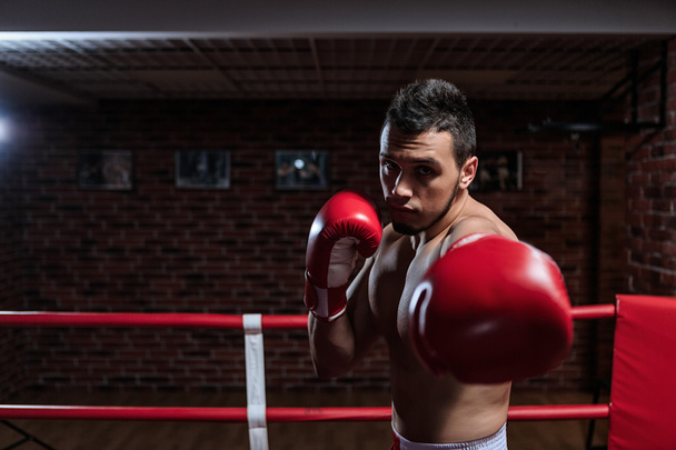 Молодий чоловік з боксерськими рукавичками
 - Фото, зображення
