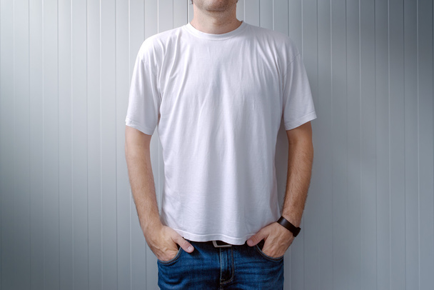 Casual homem de calças jeans e camiseta branca
 - Foto, Imagem