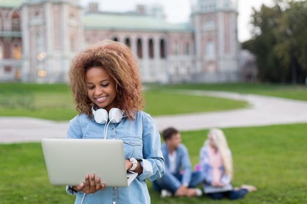 Счастливый студент с ноутбуком
 - Фото, изображение