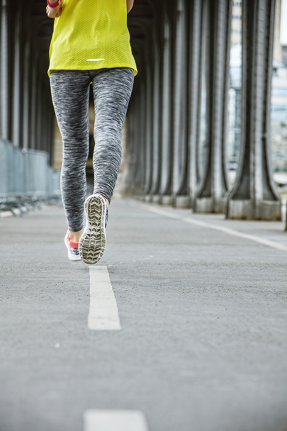 Close-up op vrouw jogger uitgevoerd op brug Pont de Bir-Hakeim - Foto, afbeelding